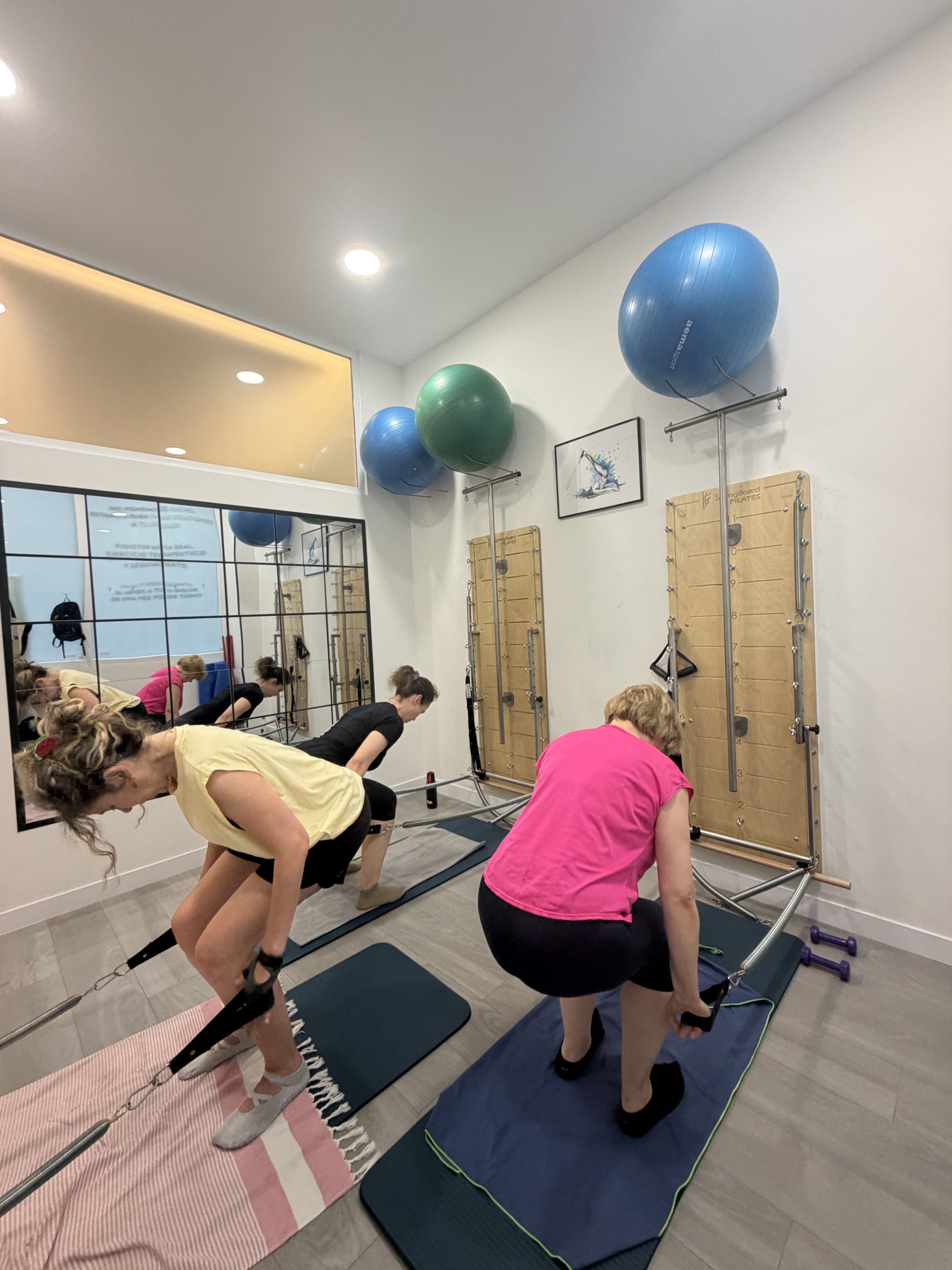 Paciente realizando ejercicio terapéutico supervisado en clínica de fisioterapia