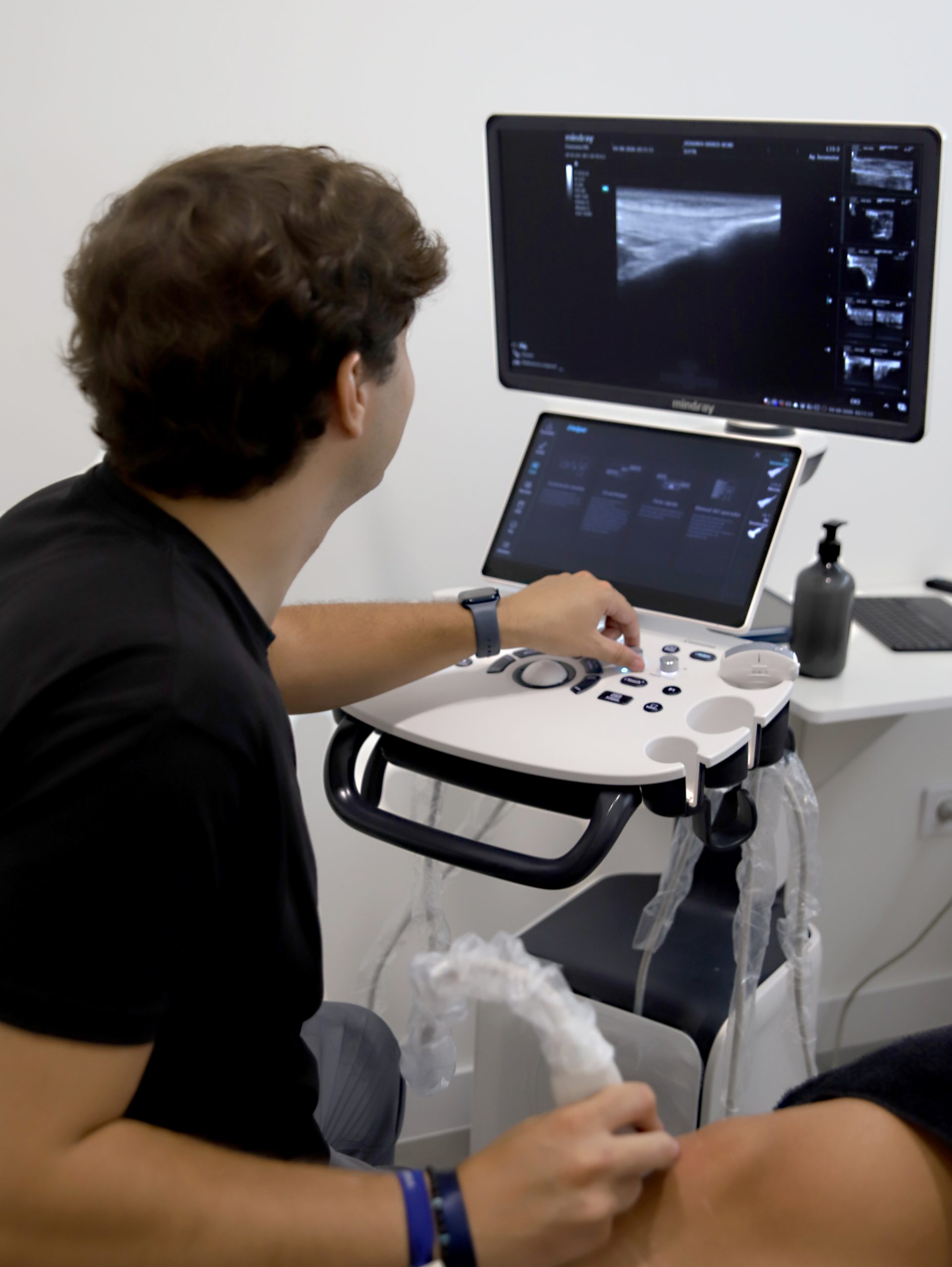 Fisioterapeuta utilizando ecógrafo para valorar a un paciente