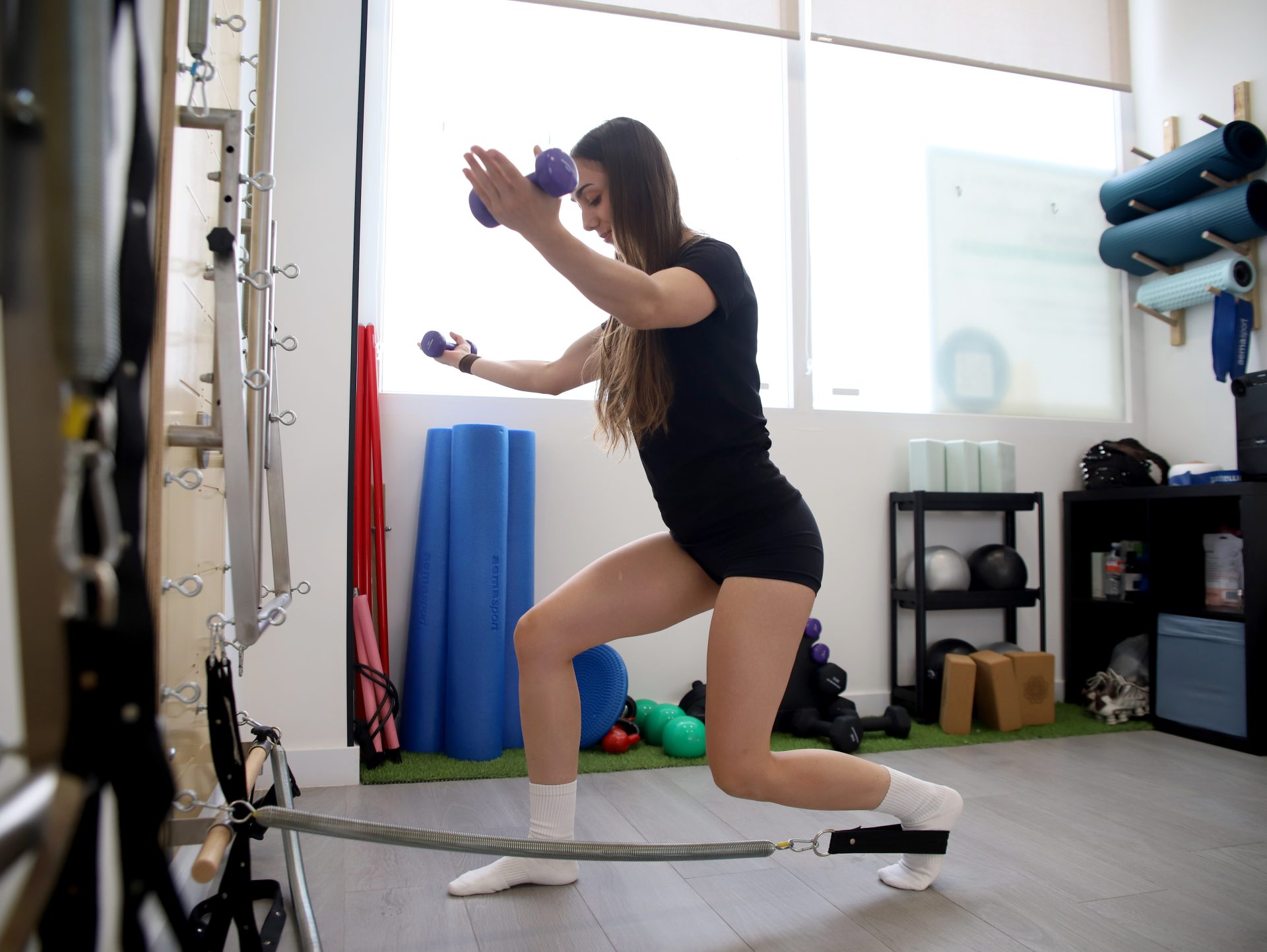 Paciente realizando ejercicio terapéutico supervisado en clínica de fisioterapia