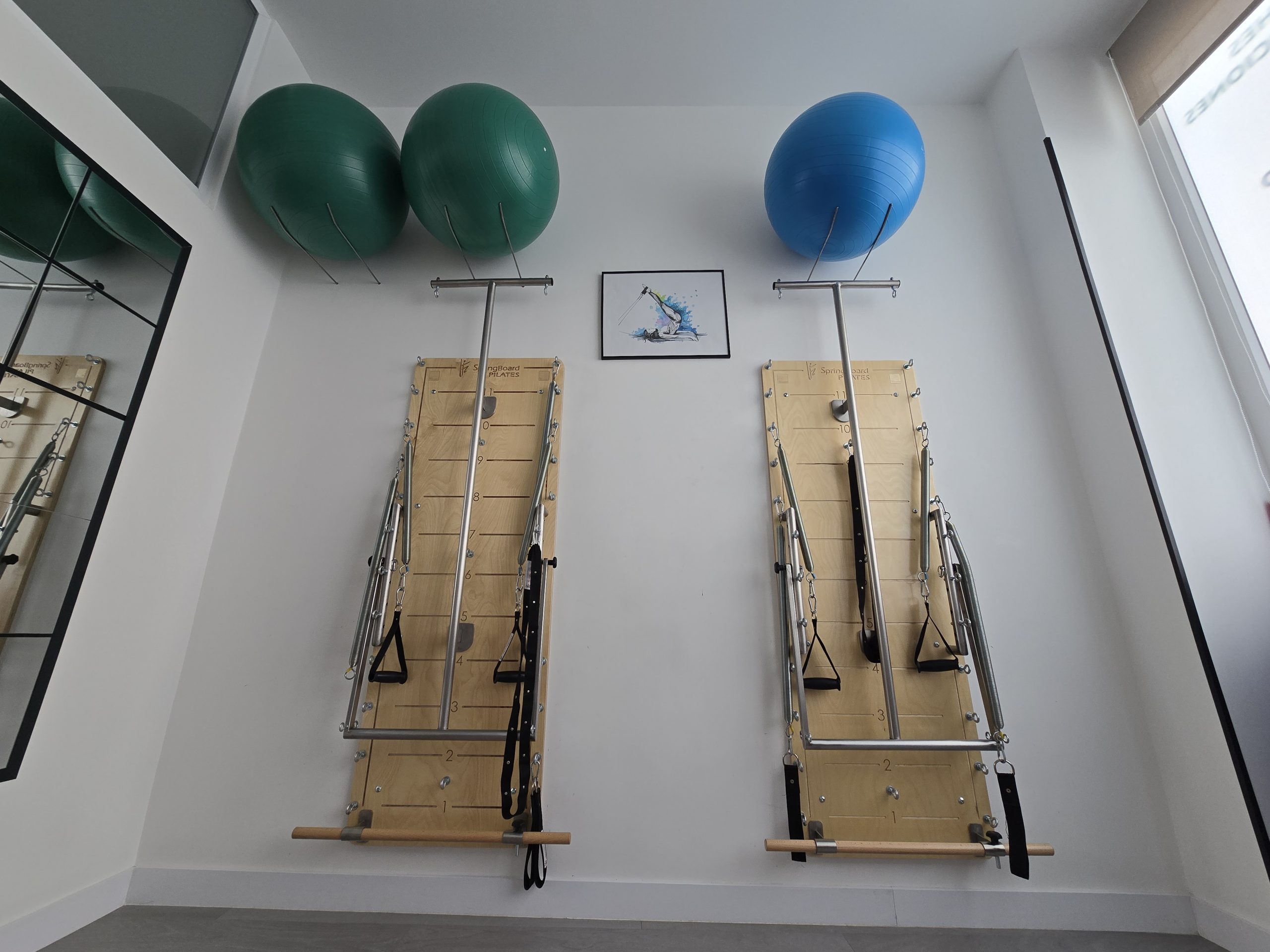 Paciente realizando ejercicio terapéutico supervisado en clínica de fisioterapia