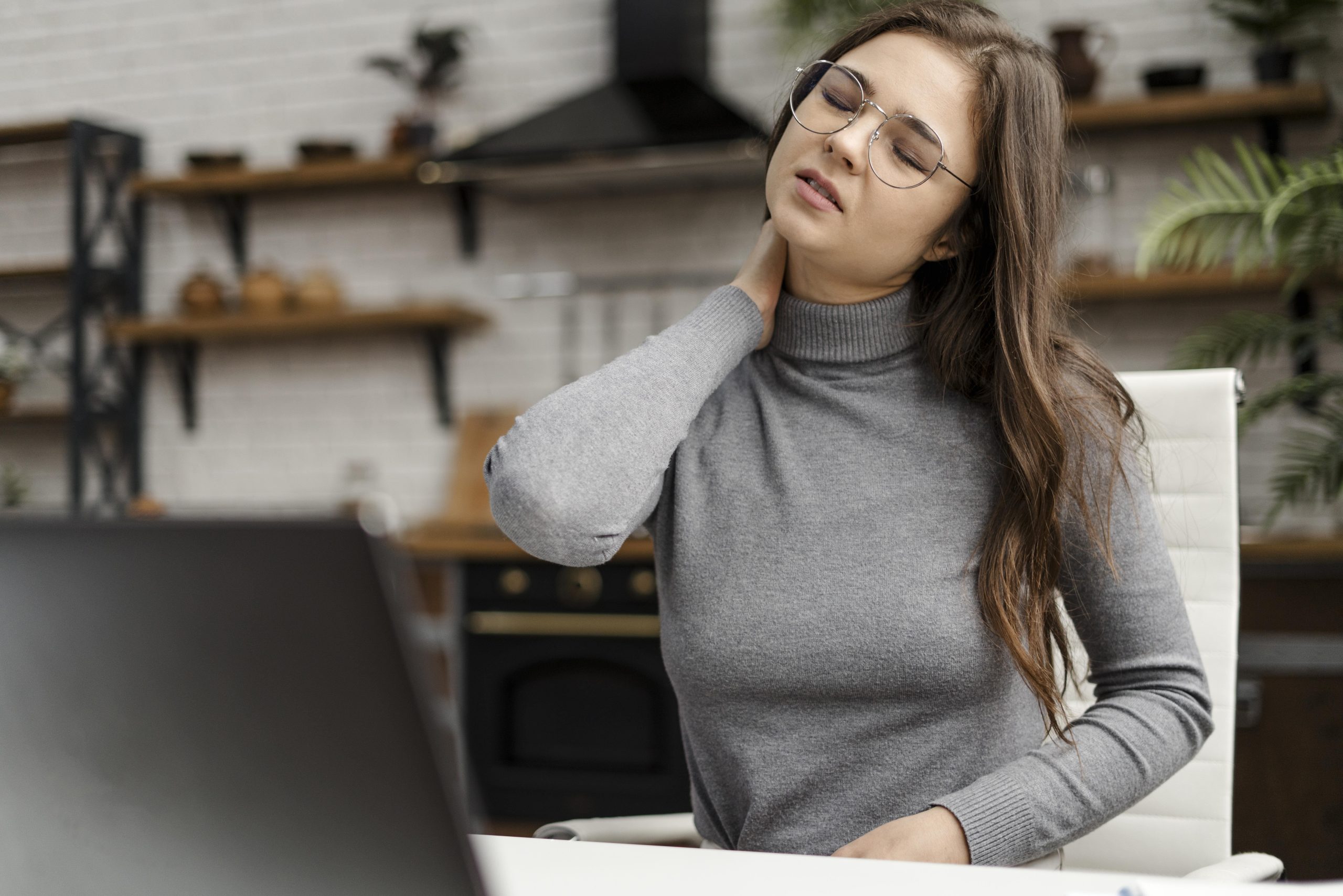 Dolor de cuello y hombros al trabajar frente al ordenador