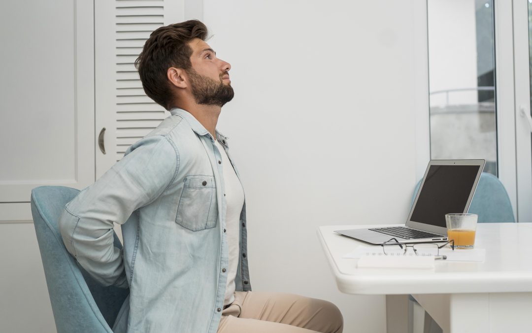Persona con dolor lumbar crónico al moverse