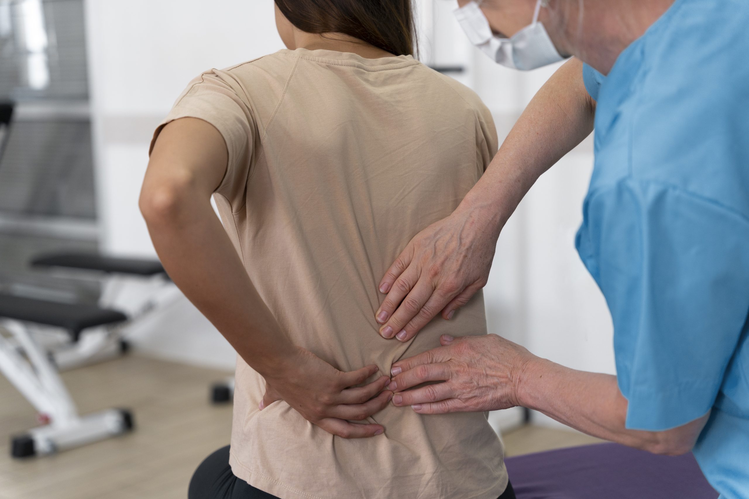 Grupo reducido realizando ejercicios terapéuticos en clínica de fisioterapia